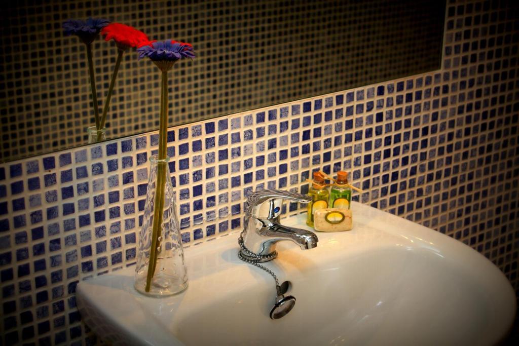 Chambre Lit King-Size Bronze avec Douche Accessible en Fauteuil Roulant - Accès pour Personnes à Mobilité Réduite