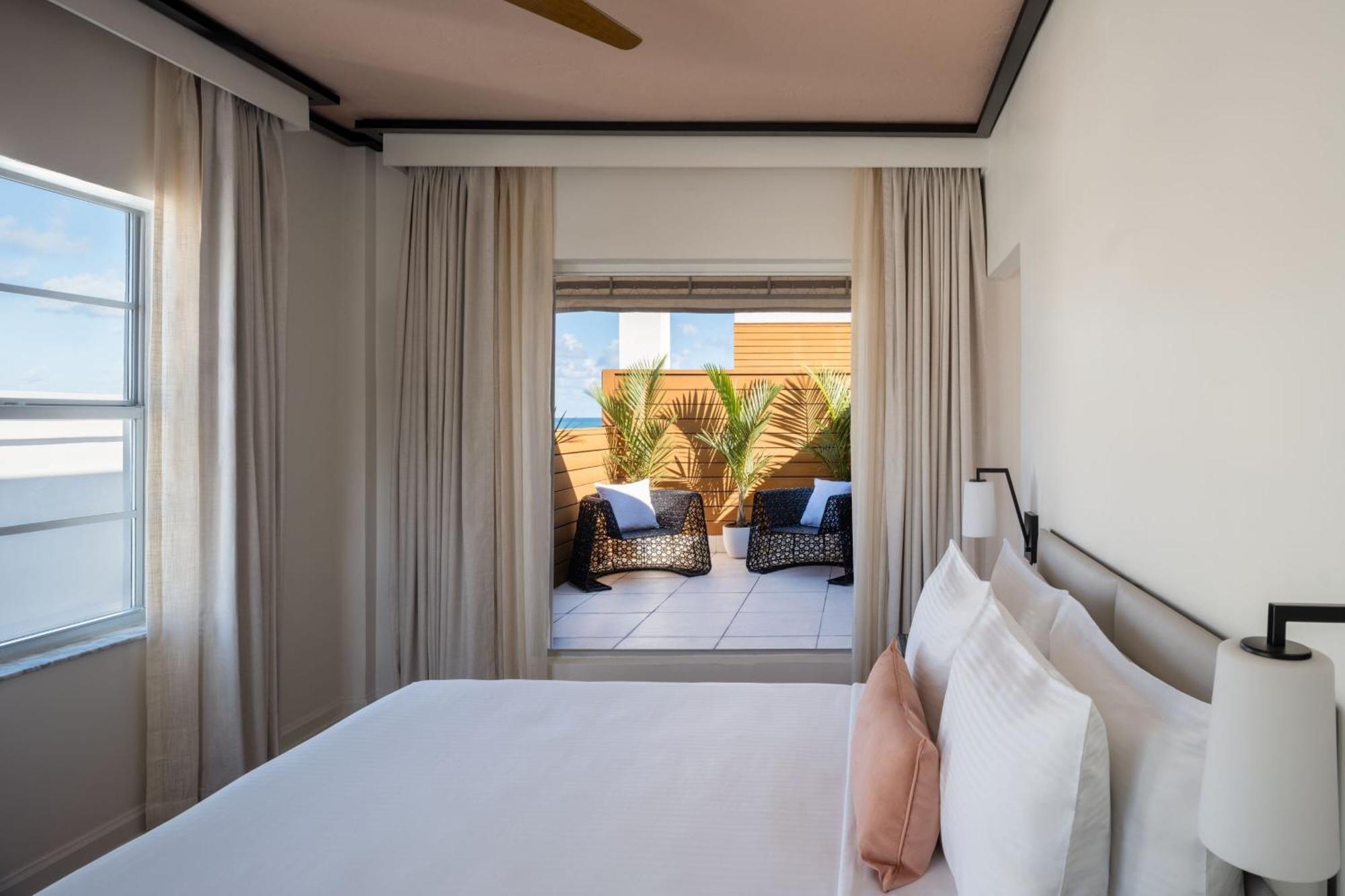 Chambre Lit Queen-Size Premium avec Accès au Toit-Terrasse - Vue Partielle sur Océan