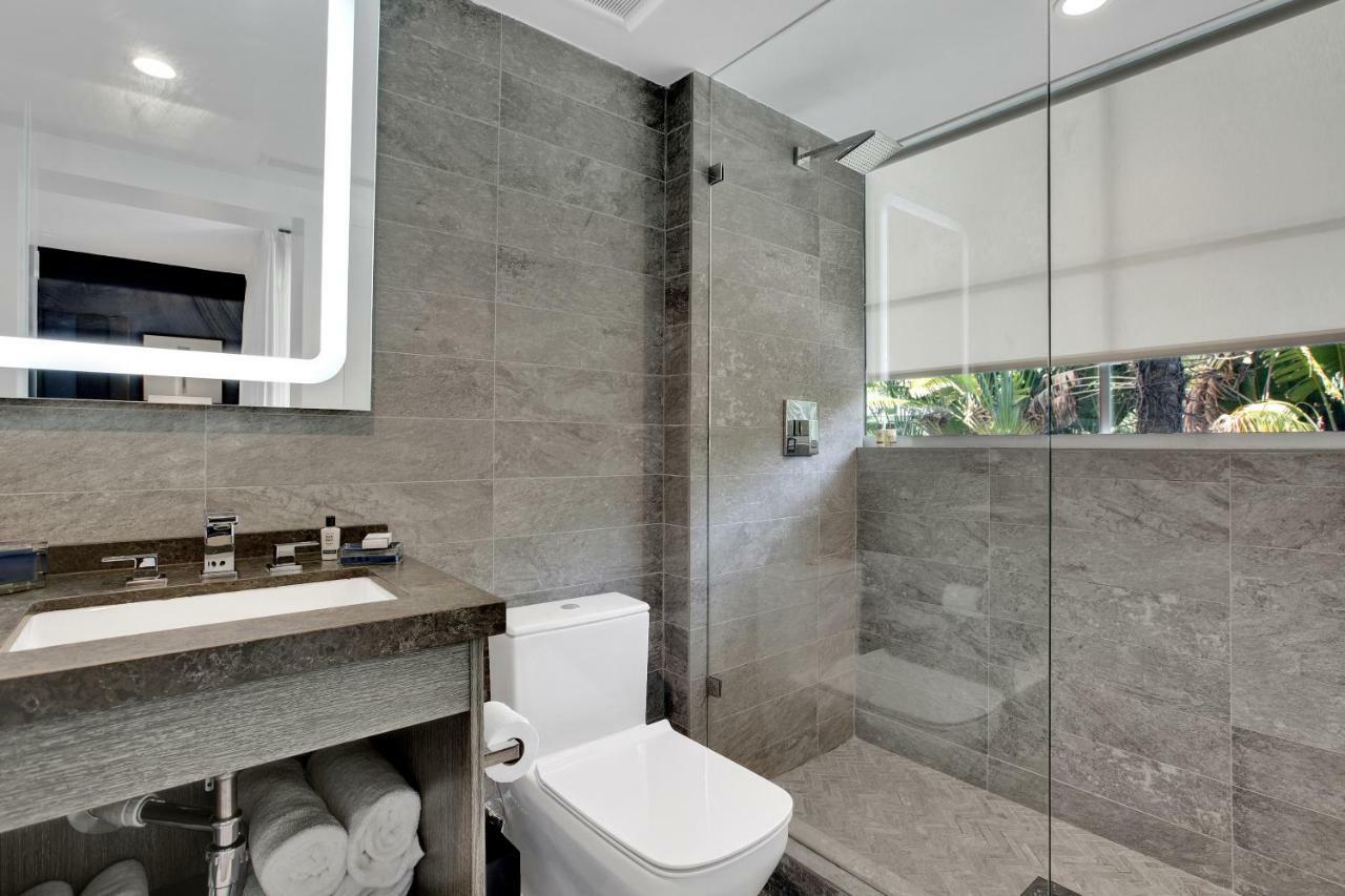 ADA Deluxe Garden View King Balcony Roll Shower,943039426:JPEG